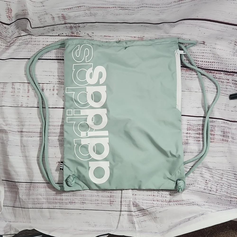 NWOT Adidas court lite sackpact